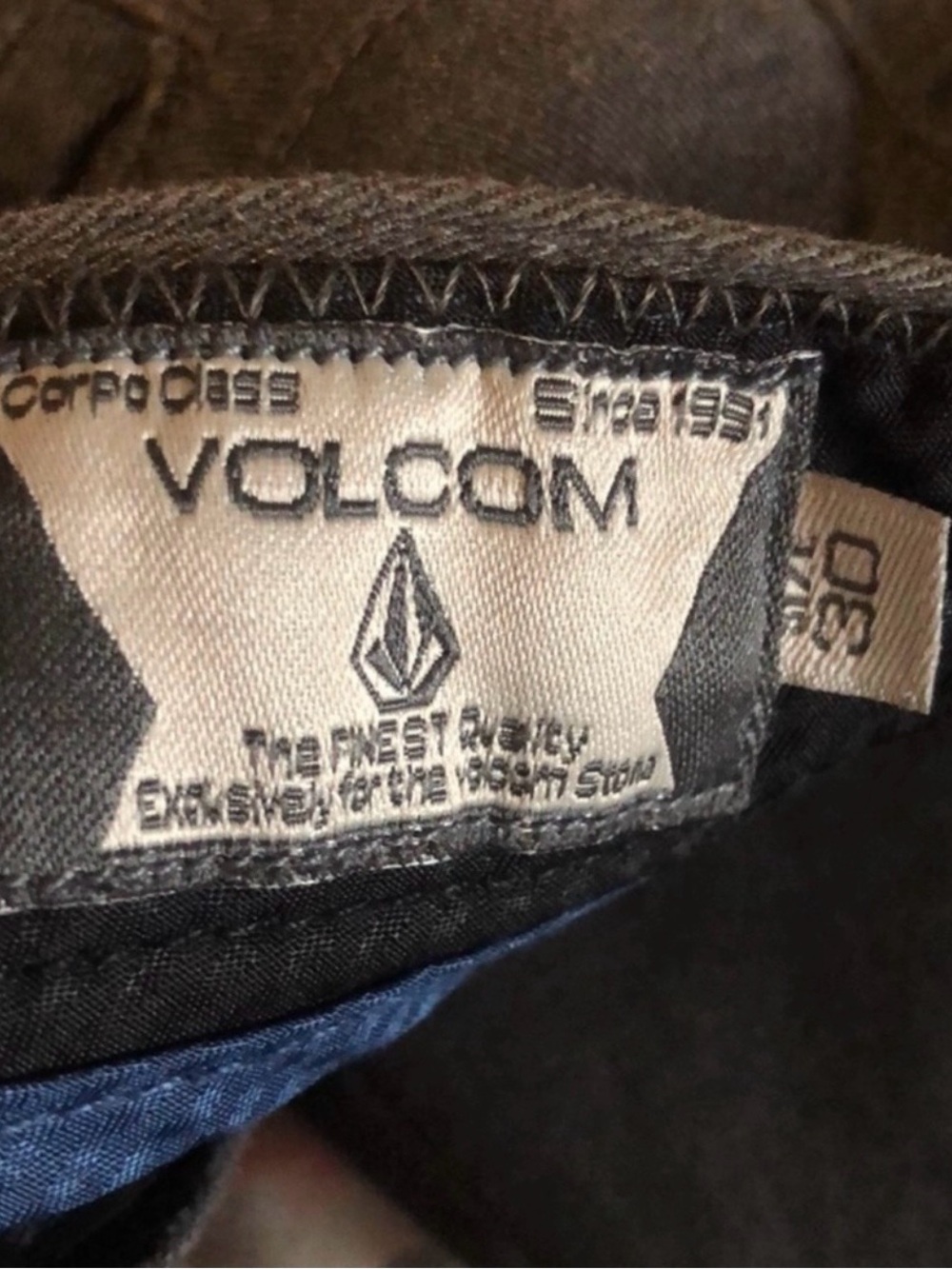Volcom Shorts Men’s Black Flat Front Casual Classic Preppy Summer Shorts Size 30 - Picture 11 of 13